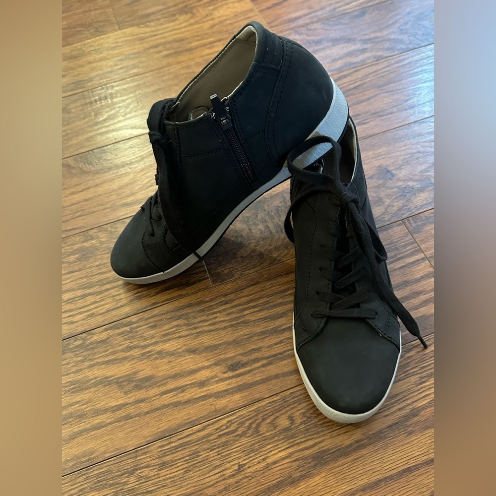 Women’s Dansko sneakers